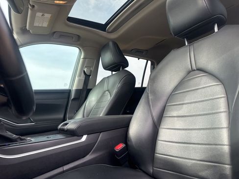 Used 2021 Toyota Highlander XLE FWD image 42