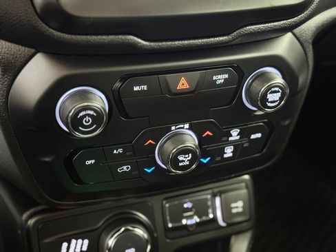 Used 2018 Jeep Renegade Latitude w/ Cold Weather Group AWD/4WD image 25