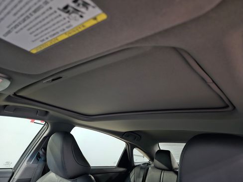 Used 2022 Toyota Avalon Limited image 25