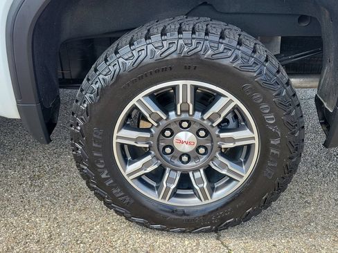 Used 2024 GMC Sierra 1500 AT4 w/ Technology Package AWD/4WD image 5
