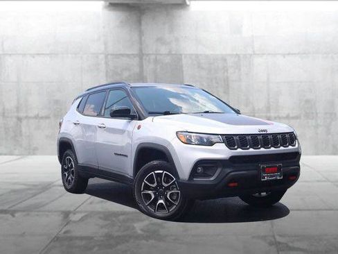 Used 2025 Jeep Compass Trailhawk AWD/4WD image 2