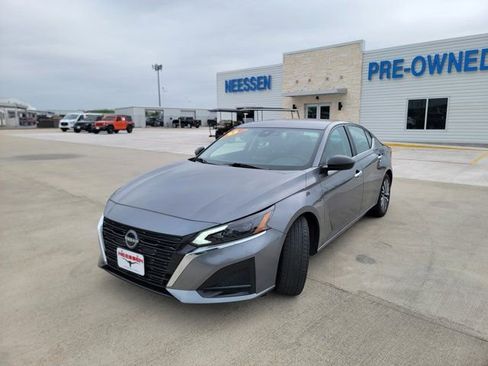 Used 2025 Nissan Altima 2.5 SV FWD image 3