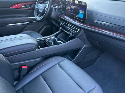Used 2025 Chevrolet Traverse Z71 AWD/4WD image 19