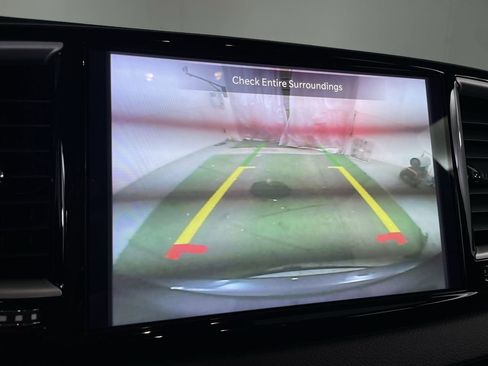 Used 2023 Chrysler Pacifica Touring-L FWD image 15