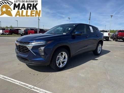 Used 2024 Chevrolet Trax LS w/ LS Convenience Package image 2