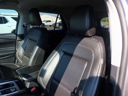 Used 2022 Ford Explorer XLT w/ Equipment Group 202A image 11