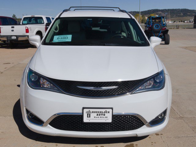Used 2017 Chrysler Pacifica Touring-L Plus w/ Tire & Wheel Group FWD image 6