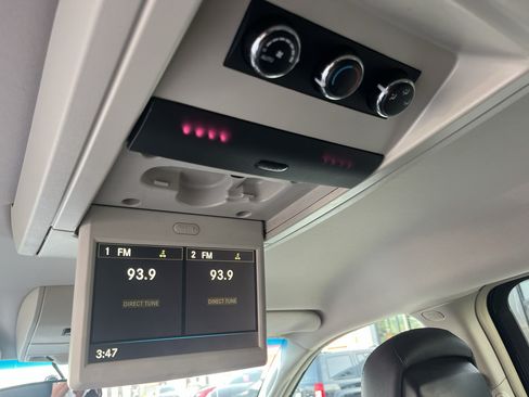Used 2016 Chrysler Town & Country Touring FWD image 32