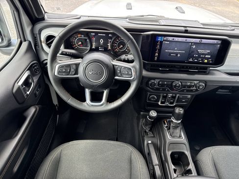 Used 2025 Jeep Wrangler Unlimited Sahara AWD/4WD image 12