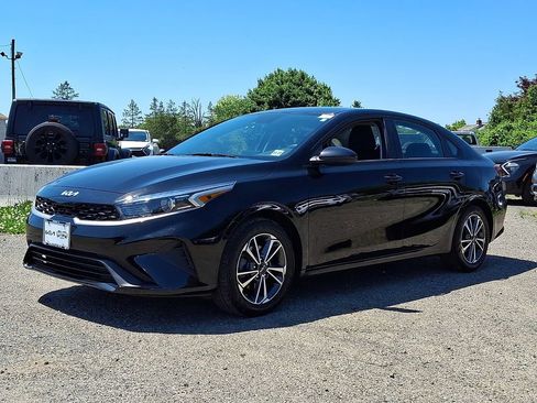 Certified 2023 Kia Forte LXS FWD image 3