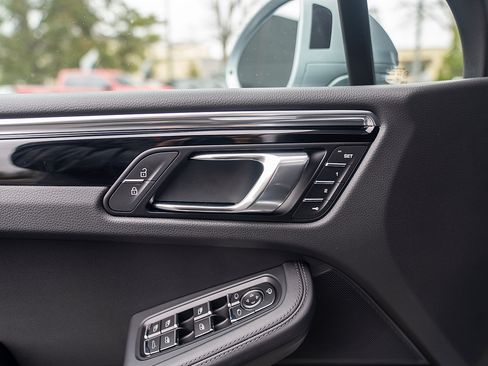 Certified 2026 Porsche Macan AWD/4WD image 18
