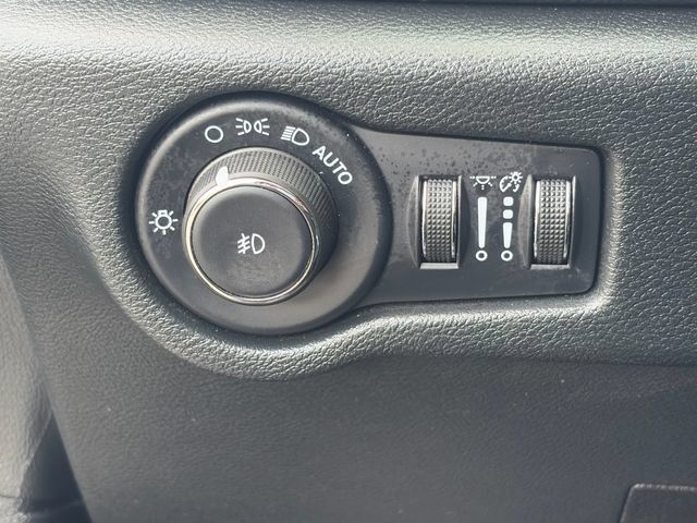 Used 2025 Chrysler Pacifica Limited FWD image 63
