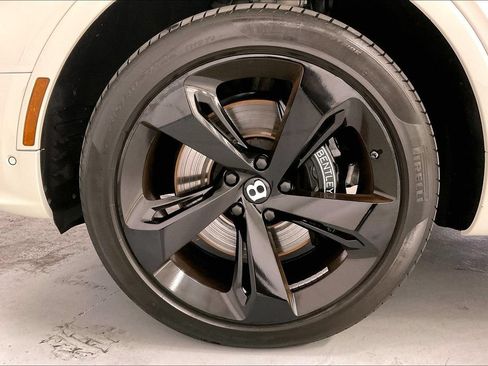 Used 2022 Bentley Bentayga AWD/4WD image 17
