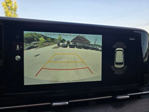 Used 2024 Kia Carnival EX FWD image 19