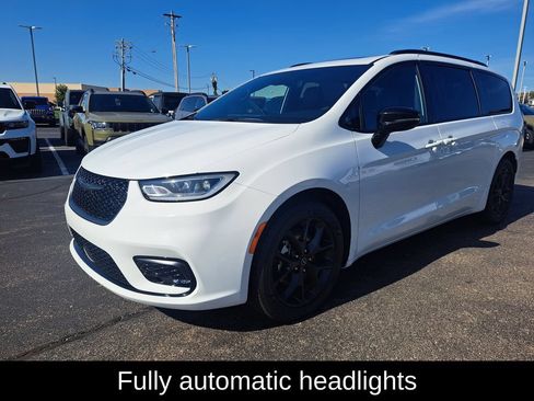 Used 2025 Chrysler Pacifica Limited FWD image 7