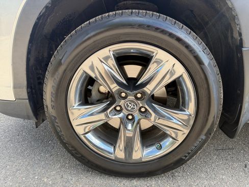 Used 2018 Toyota Highlander Limited Platinum AWD/4WD image 24