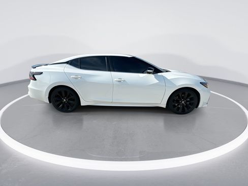 Used 2022 Nissan Maxima SR w/ Sport Mat Group FWD image 9