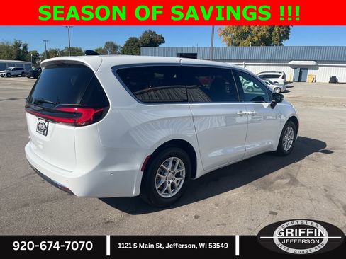 Used 2025 Chrysler Pacifica Select image 5