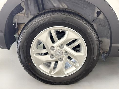 Used 2025 Hyundai Venue SE FWD image 32