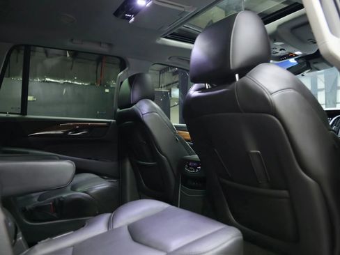 Used 2017 Cadillac Escalade Luxury image 34