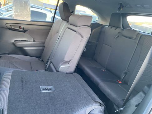Used 2022 Toyota Highlander LE image 18