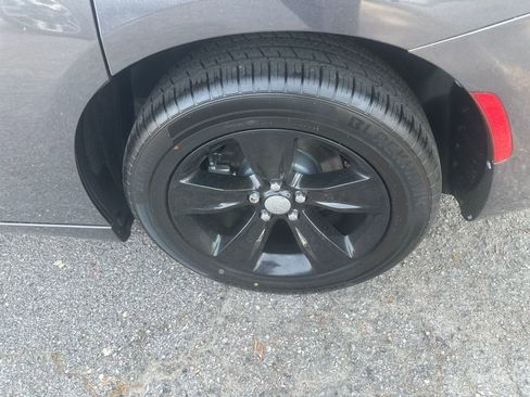 Used 2017 Dodge Charger SXT RWD image 12