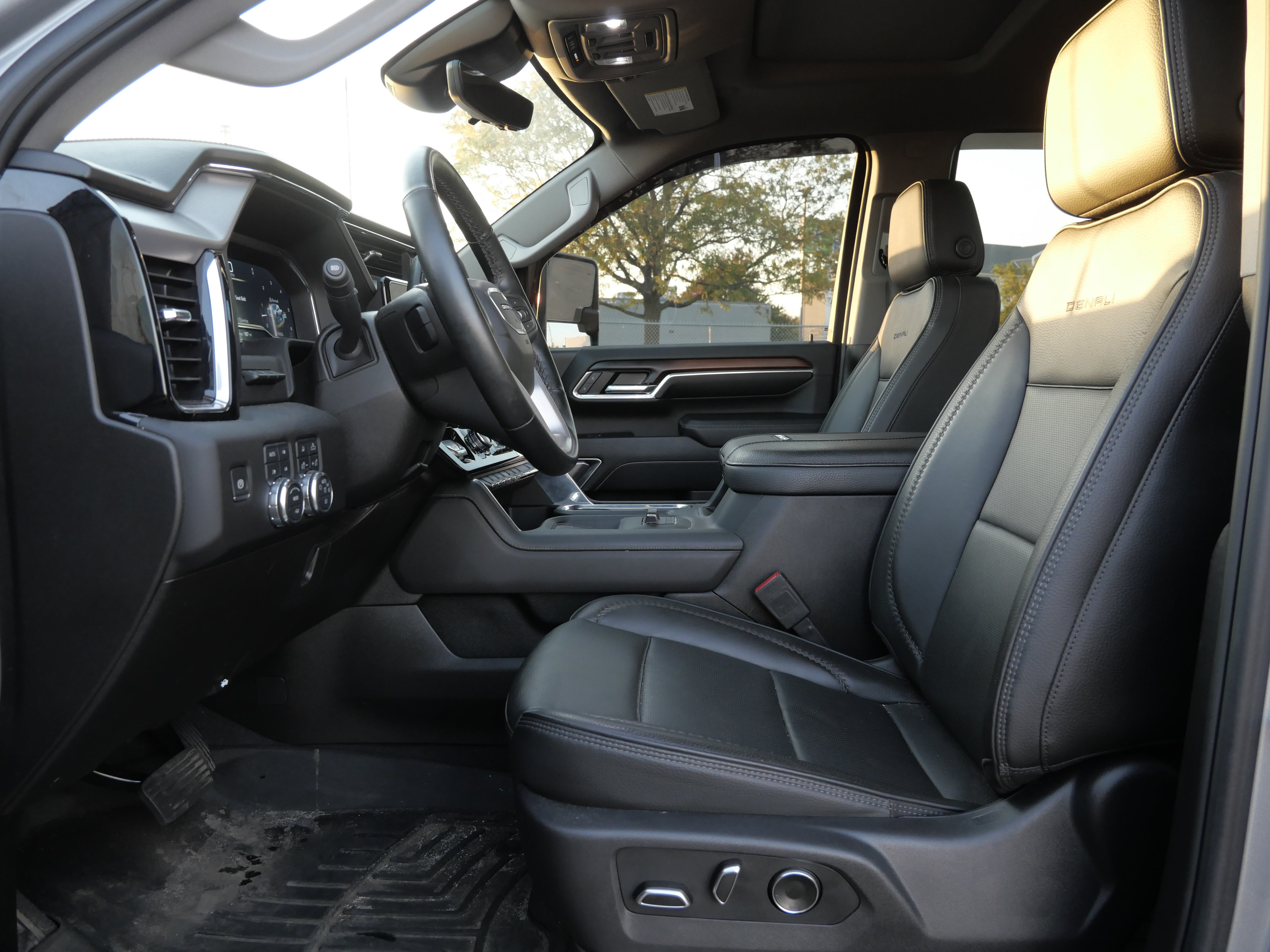 Used 2025 GMC Sierra 2500 Denali w/ Denali Reserve Package AWD/4WD image 13