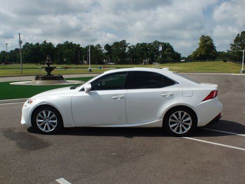 Used 2016 Lexus IS 200t RWD image 12