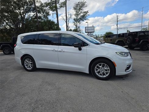 Certified 2024 Chrysler Pacifica Touring image 2