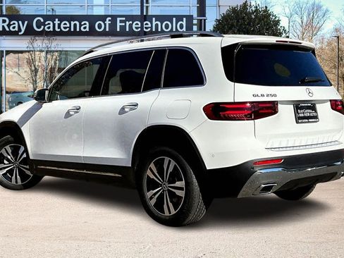 Used 2025 Mercedes-Benz GLB 250 4MATIC image 12