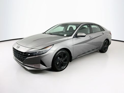 Used 2023 Hyundai Elantra SEL w/ Cargo Package FWD image 3