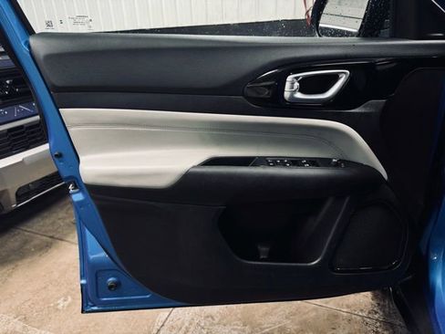 Used 2025 Jeep Compass Limited image 11