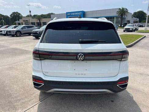 Used 2025 Volkswagen Taos SE FWD image 5