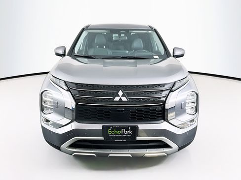 Used 2023 Mitsubishi Outlander SE image 2