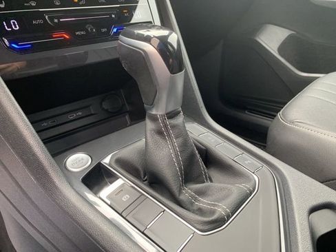 Used 2022 Volkswagen Tiguan SE R-Line image 35