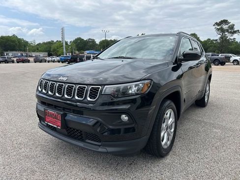 Certified 2025 Jeep Compass Latitude AWD/4WD image 3