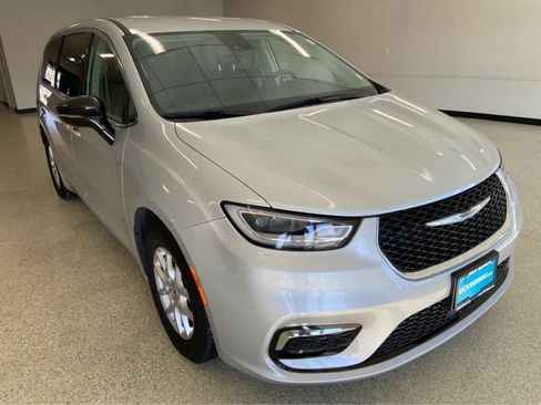 Used 2024 Chrysler Pacifica Touring-L image 3