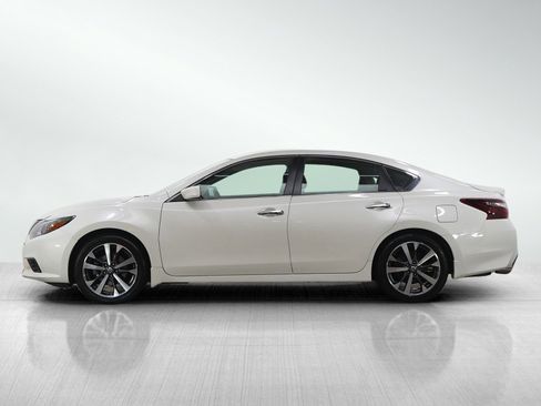 Used 2017 Nissan Altima 2.5 SR image 2