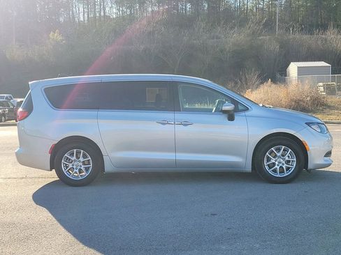 Used 2023 Chrysler Voyager LX image 3