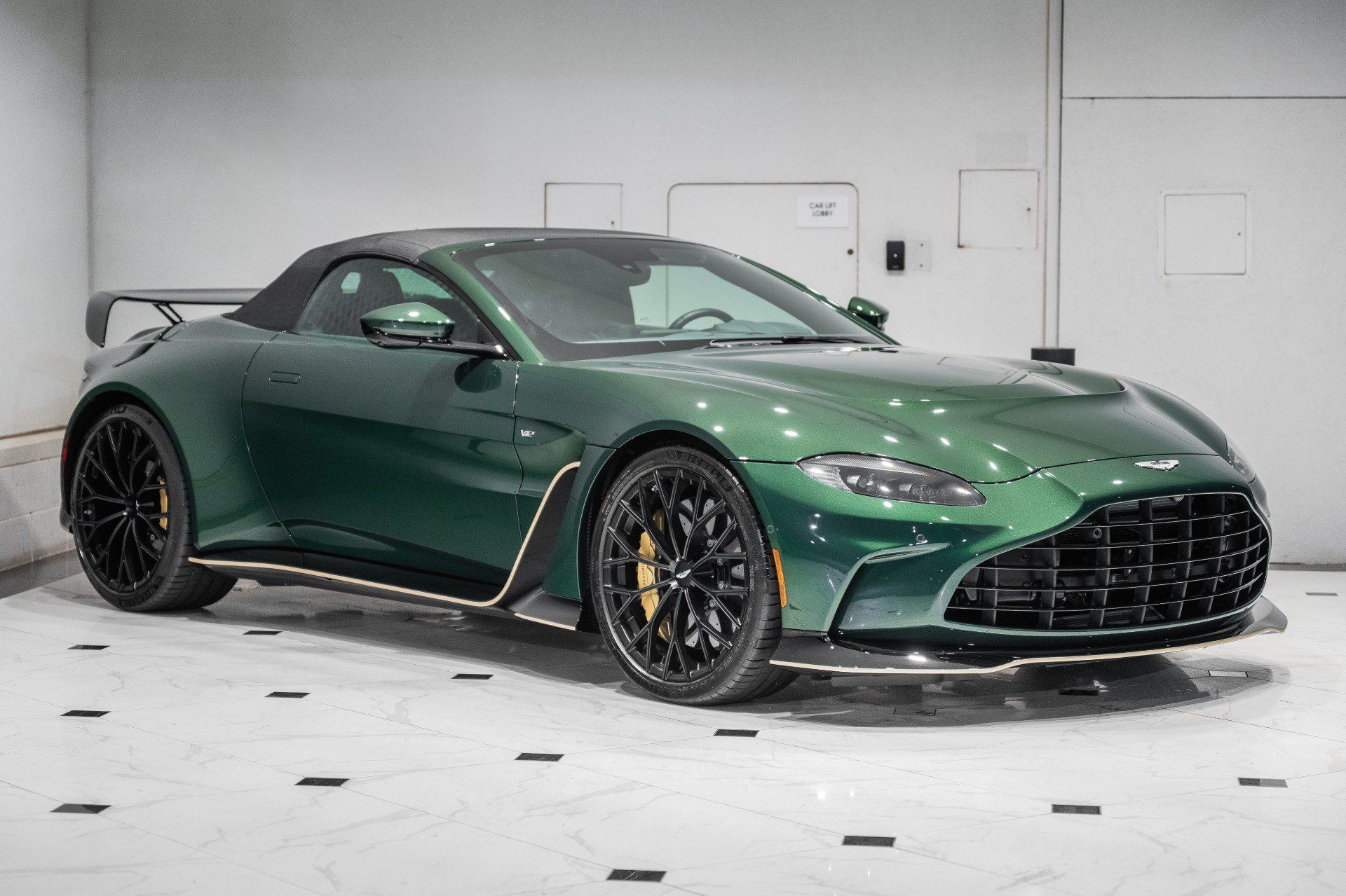 Used 2023 Aston Martin V12 Vantage Roadster RWD image 48