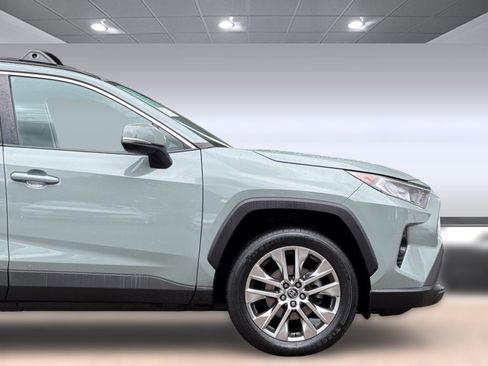 Used 2020 Toyota RAV4 XLE Premium w/ Carpet Mat Package FWD image 34