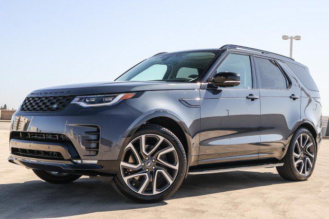 Certified 2025 Land Rover Discovery Dynamic SE AWD/4WD image 1