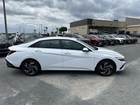 New 2025 Hyundai Elantra Limited image 9