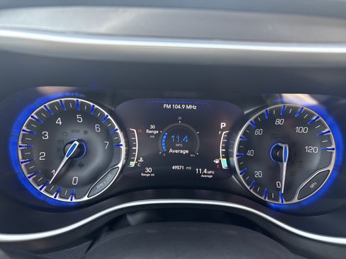 Used 2024 Chrysler Pacifica Touring-L FWD image 20