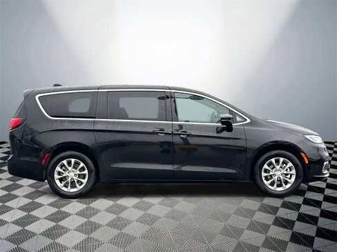 New 2026 Chrysler Pacifica Limited image 6