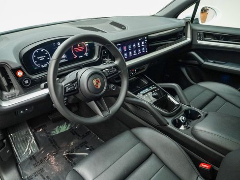 Certified 2025 Porsche Cayenne image 4
