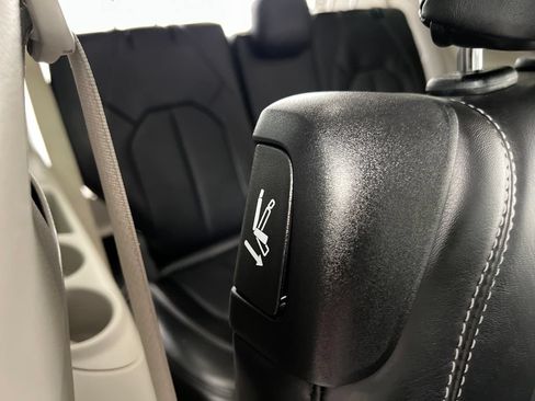 Used 2024 Chrysler Pacifica Touring-L FWD image 29