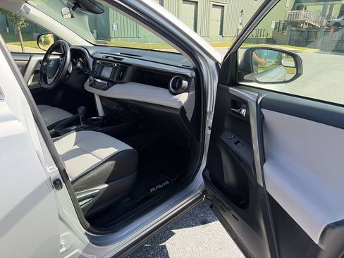 Used 2018 Toyota RAV4 XLE AWD/4WD image 14