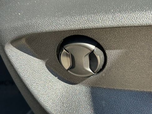 Used 2025 Volkswagen Atlas Cross Sport SE image 28