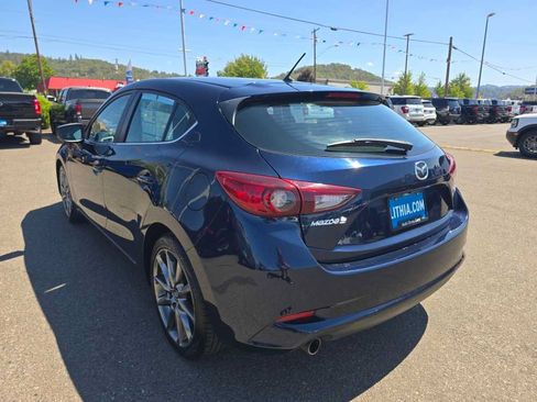 Used 2018 MAZDA MAZDA3 Touring FWD image 3